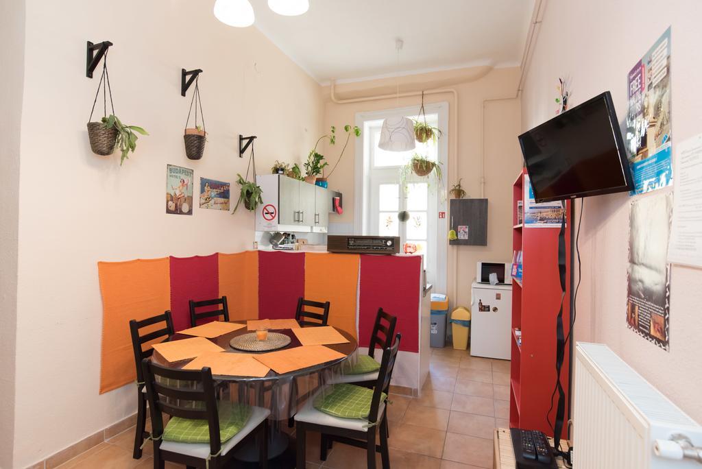 Downtown Oasis Hostel Budapest Bagian luar foto