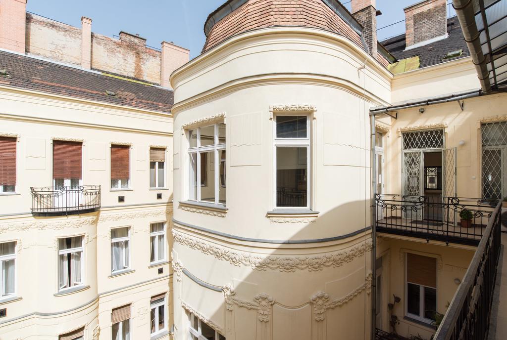 Downtown Oasis Hostel Budapest Bagian luar foto