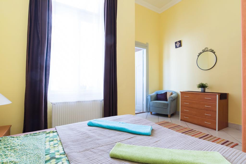 Downtown Oasis Hostel Budapest Bagian luar foto