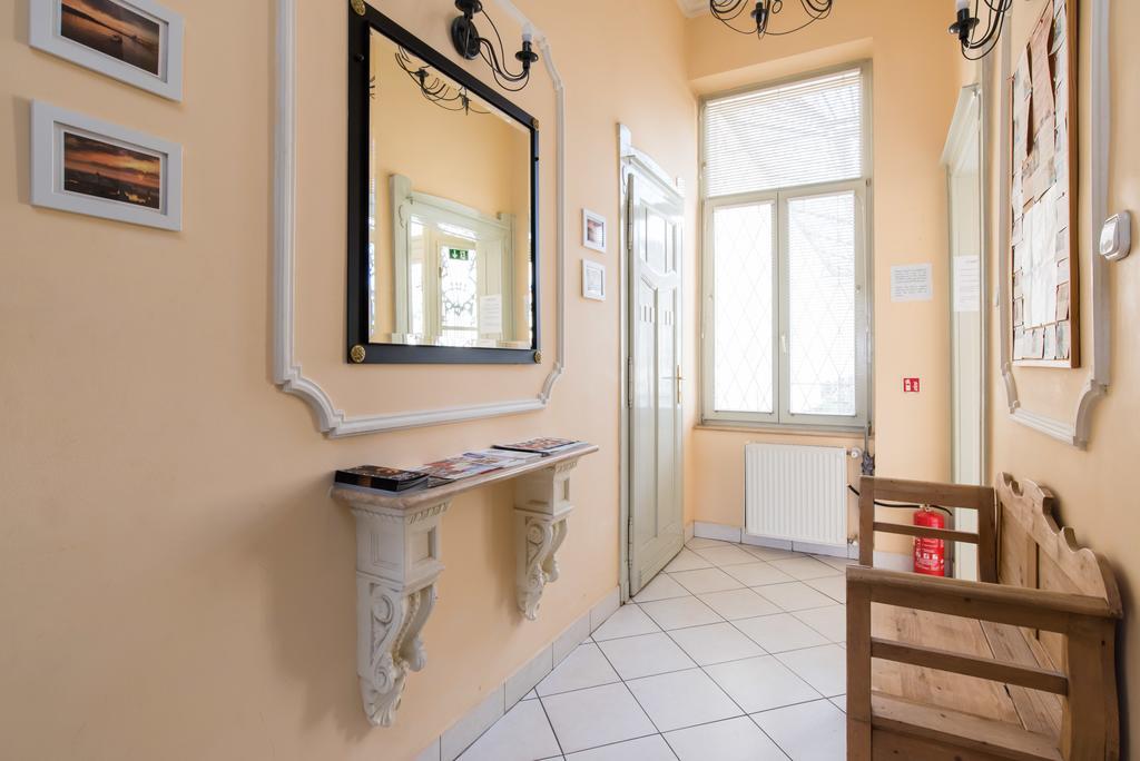 Downtown Oasis Hostel Budapest Bagian luar foto