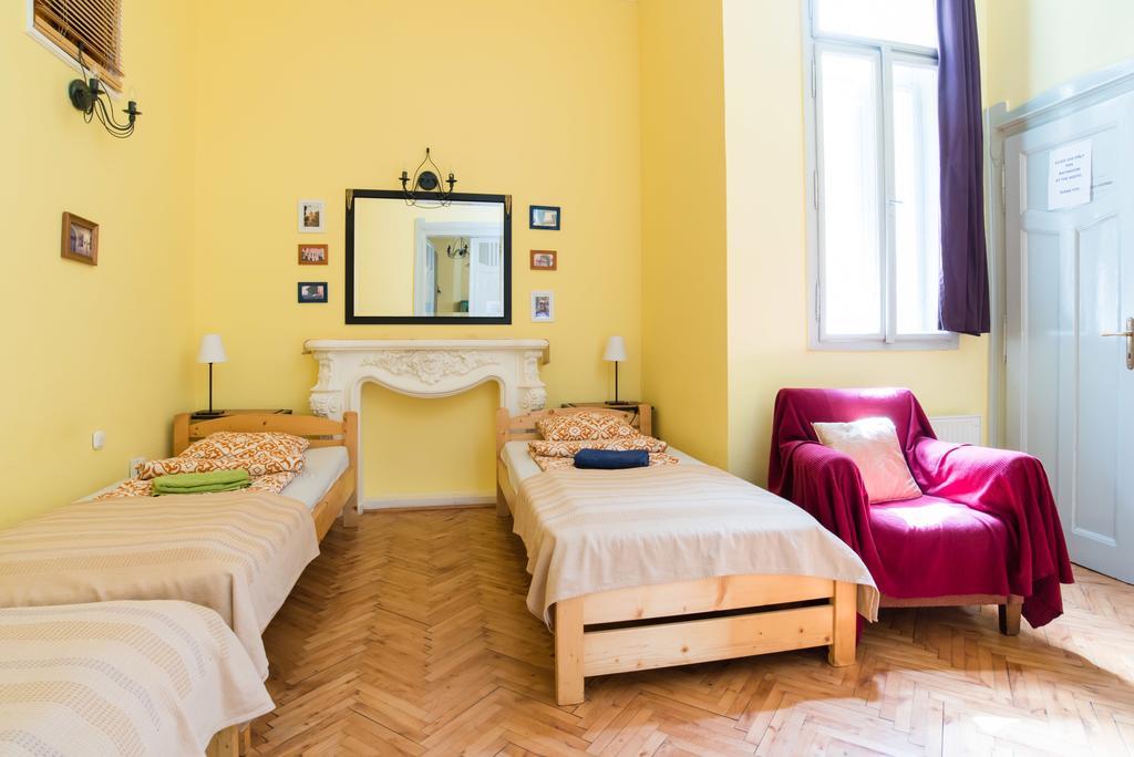 Downtown Oasis Hostel Budapest Bagian luar foto